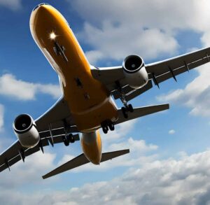 Un aereo in volo ripreso dal basso