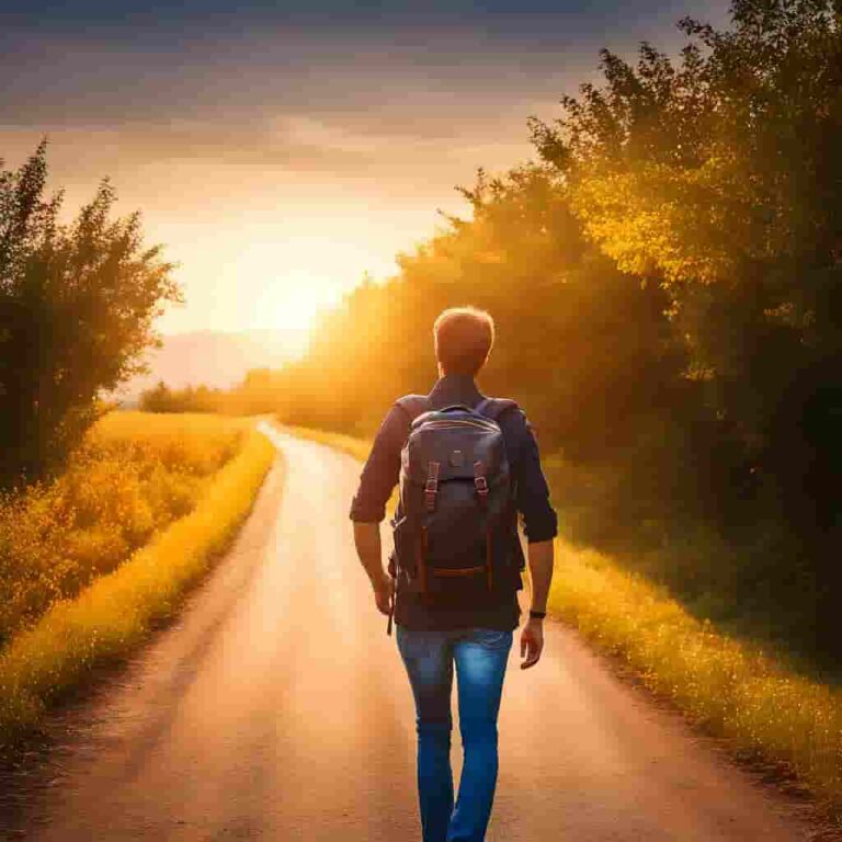Persona in viaggio a piedi verso il tramonto, se non fosse partito avrebbe utilizzato la assicurazione per rinuncia viaggio